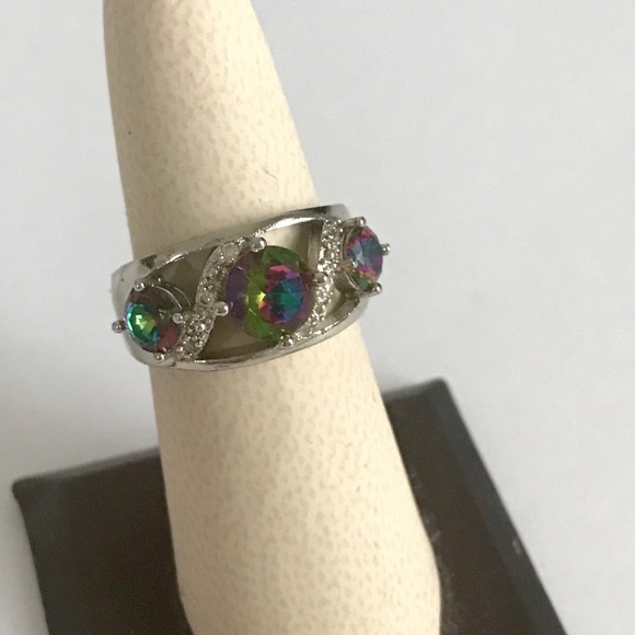 Beautifully Designed Fancy Ring! - Picture 3 of 7